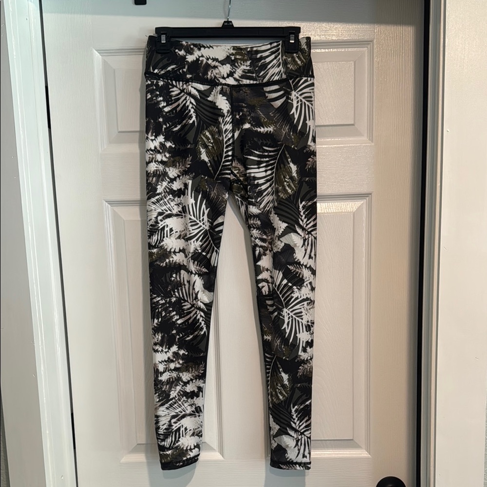 2 LIV Leggings Olive Green/White Leaf Print Women’s Size Medium